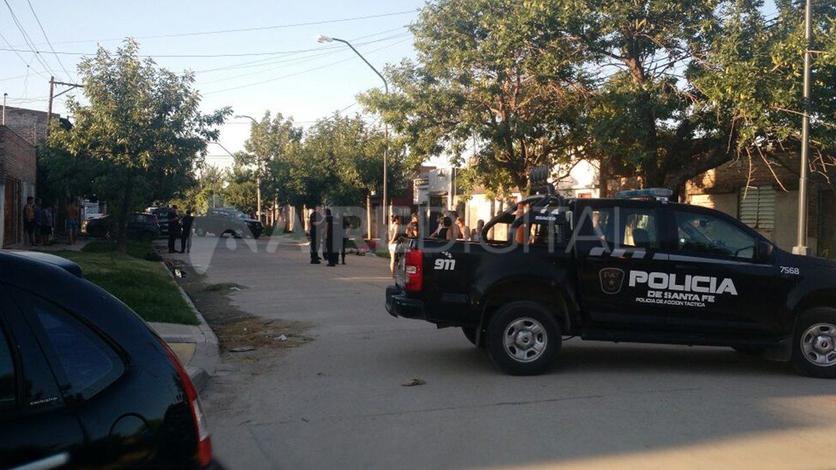 Barrio San Lorenzo. El momento en que personal policial fue hasta el lugar del hecho y custodió la escena del crimen.