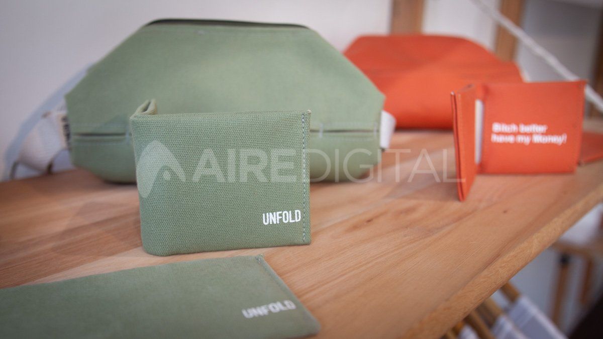 Unfold es una marca de accesorios urbanos con lona y cuero sin género, objetos portables, enfatizan en la estética minimalista predominando la forma, el color y se enfocan en la funcionalidad de sus mochilas y riñoneras.