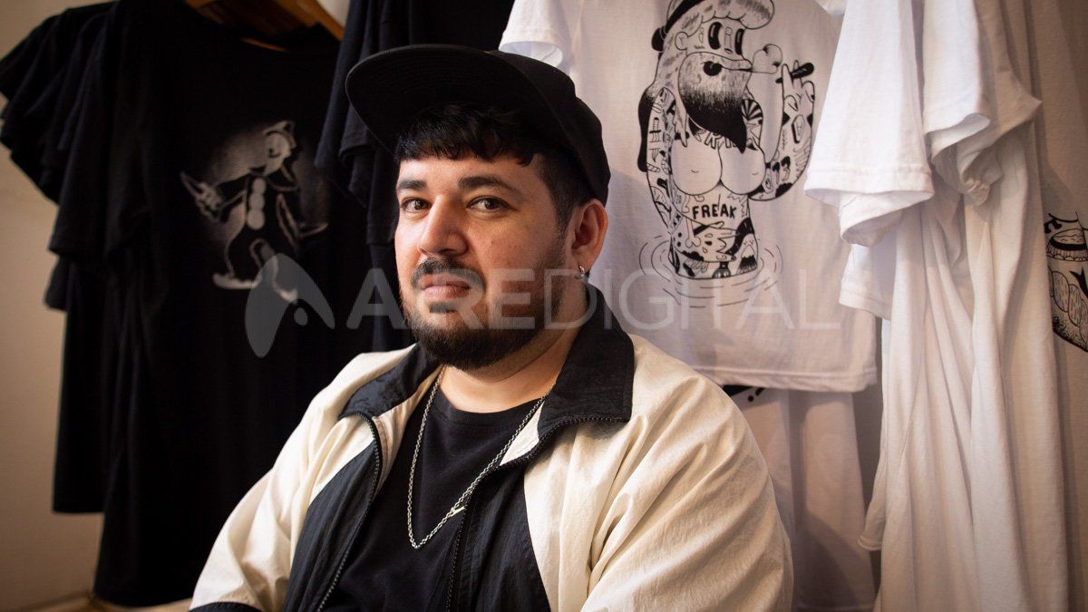 Oscar Avalos, un dibujante y diseñador que plasma su arte en su marca de ropa llamada Remeras Asesinas.