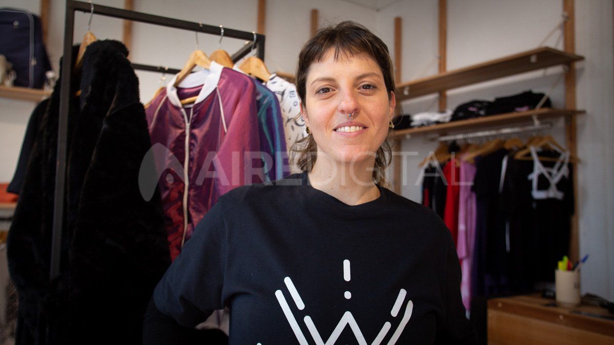 Geo Cecotti, diseñadora de AY! Proyecto, una marca que realiza ropa atemporal, de diseño y sin género.