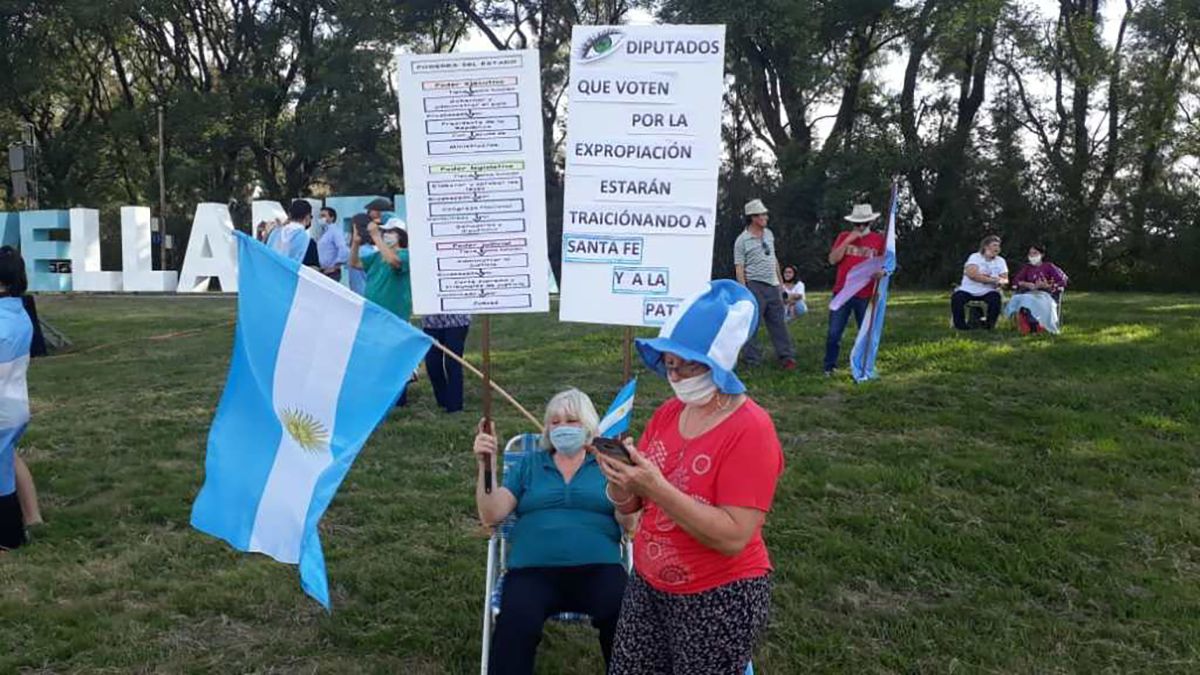 Los manifestantes se presentaron con carteles contra la intervención de Vicentin Los manifestantes se presentaron con carteles contra la intervención de Vicentin
