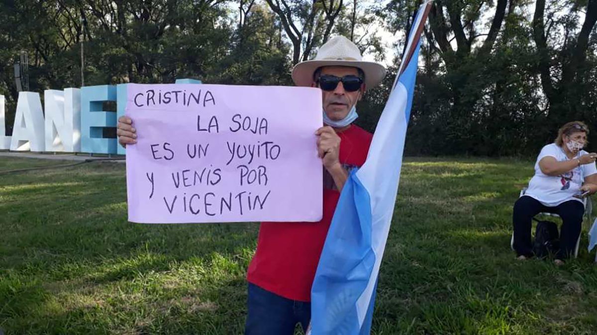 Los manifestantes rechazan la intervención del Estado nacional en una empresa privada. Los manifestantes rechazan la intervención del Estado nacional en una empresa privada.