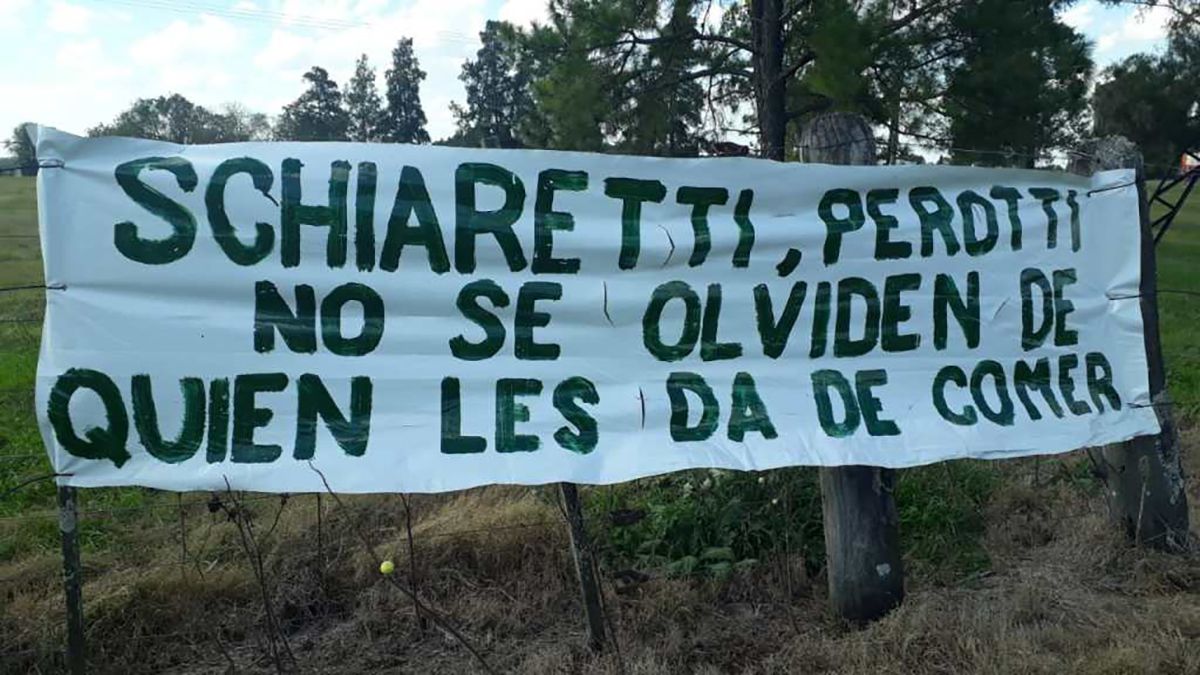 Con carteles y banderas, los productores se manifiestan en el norte santafesino contra la intervención de Vicentin.