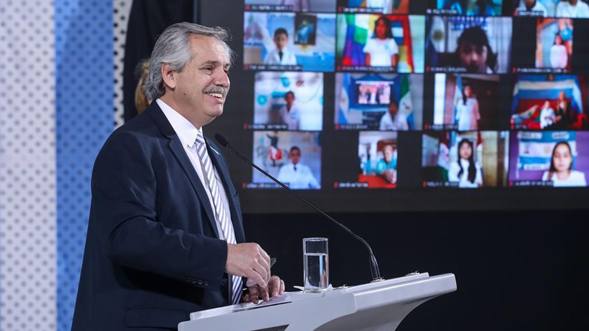 El Presidente tomó la promesa a alumnos de todo el país y ponderó la figura del general Belgrano.