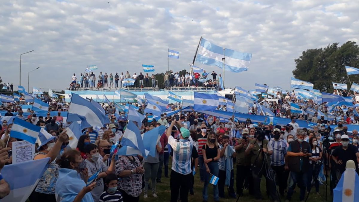 Una multitud se reunió en la intersección de la ruta nacional 11 y la ruta provincial 31 para reclamar por la intervención de Vicentin. Una multitud se reunió en la intersección de la ruta nacional 11 y la ruta provincial 31 para reclamar por la intervención de Vicentin.