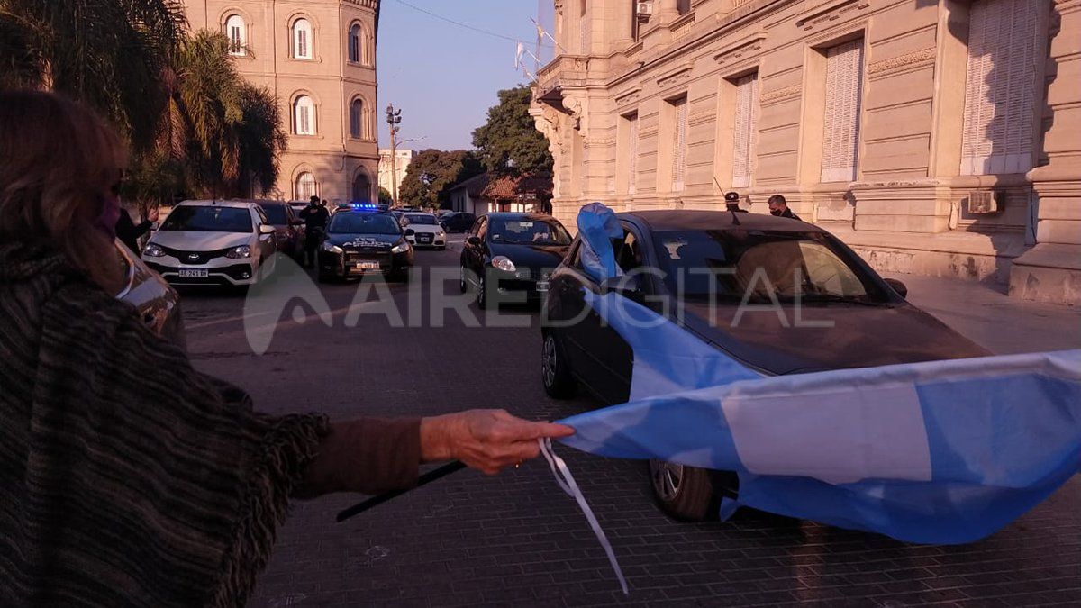 Una caravana de autos acompaña la manifestación por la calle 3 de Febrero. Una caravana de autos acompaña la manifestación por la calle 3 de Febrero.