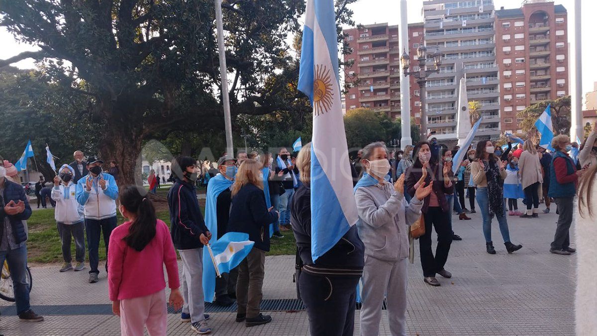 Vecinos santafesinos se convocaron al banderazo nacional por Vicentin. Vecinos santafesinos se convocaron al banderazo nacional por Vicentin.