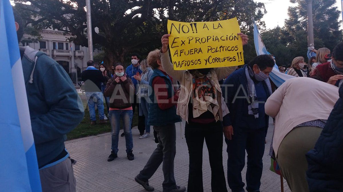 Un cartel que reclama la expropiación de Vicentin. Un cartel que reclama la expropiación de Vicentin.