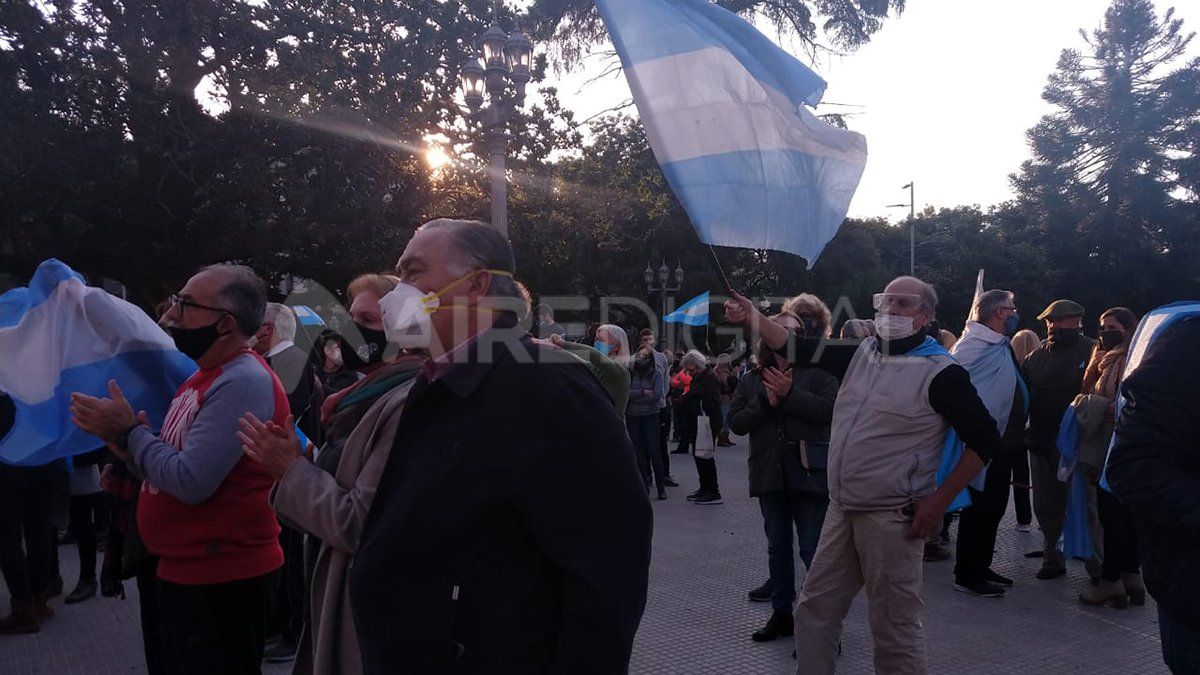 Un hombre levanta una bandera Argentina reclamando por la soberanía de las empresas privadas en Argentina. Un hombre levanta una bandera Argentina reclamando por la soberanía de las empresas privadas en Argentina.