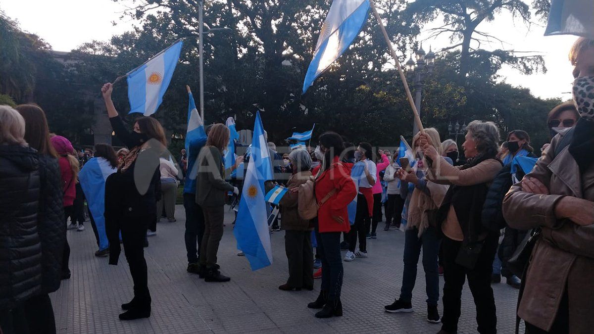 Vecinos se manifiestan con banderas y barbijos en la plaza 25 de Mayo. Vecinos se manifiestan con banderas y barbijos en la plaza 25 de Mayo.