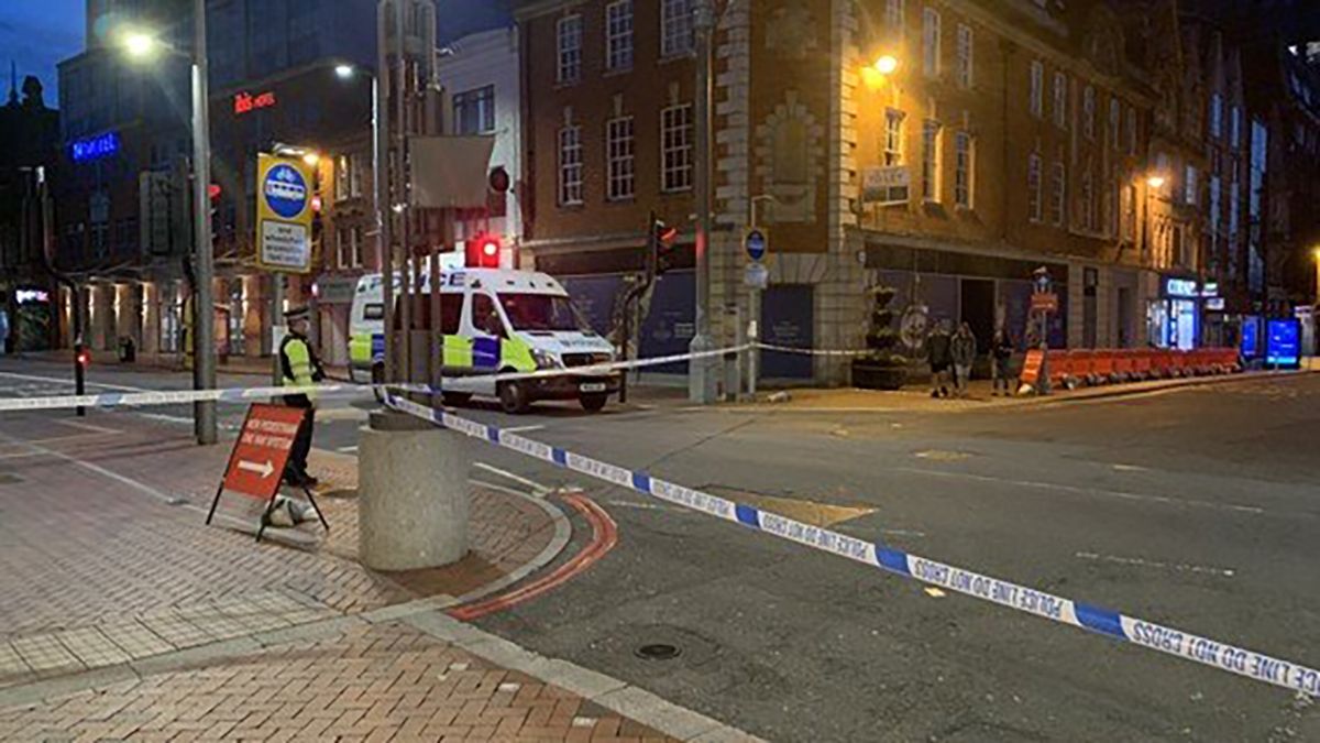 Tres personas murieron este sábado tras un acuchillamiento perpetrado en un parque del centro de la ciudad de Reading, al sudeste de Inglaterra.