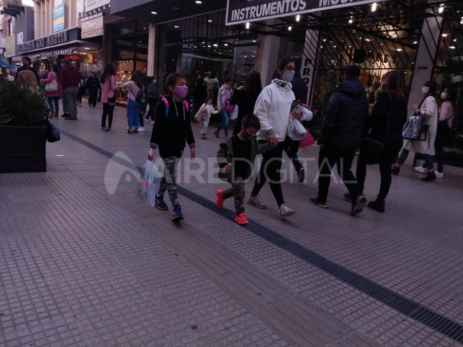 A pesar de ser una de las fechas más esperadas por los comerciantes, las ventas por el Día del Padre no arrojaron los resultados esperados. El movimiento se hizo notar a lo largo de toda la jornada del sábado, la siesta fue el horario en el que mayor afluencia de público se registró.