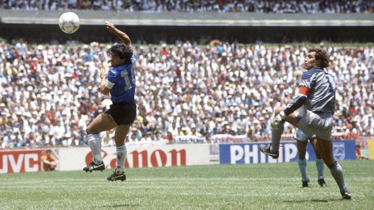 "La Mano de Dios", el primer gol de Argentina sobre Inglaterra en el triunfo 2-1 por el Mundial de México 1986.