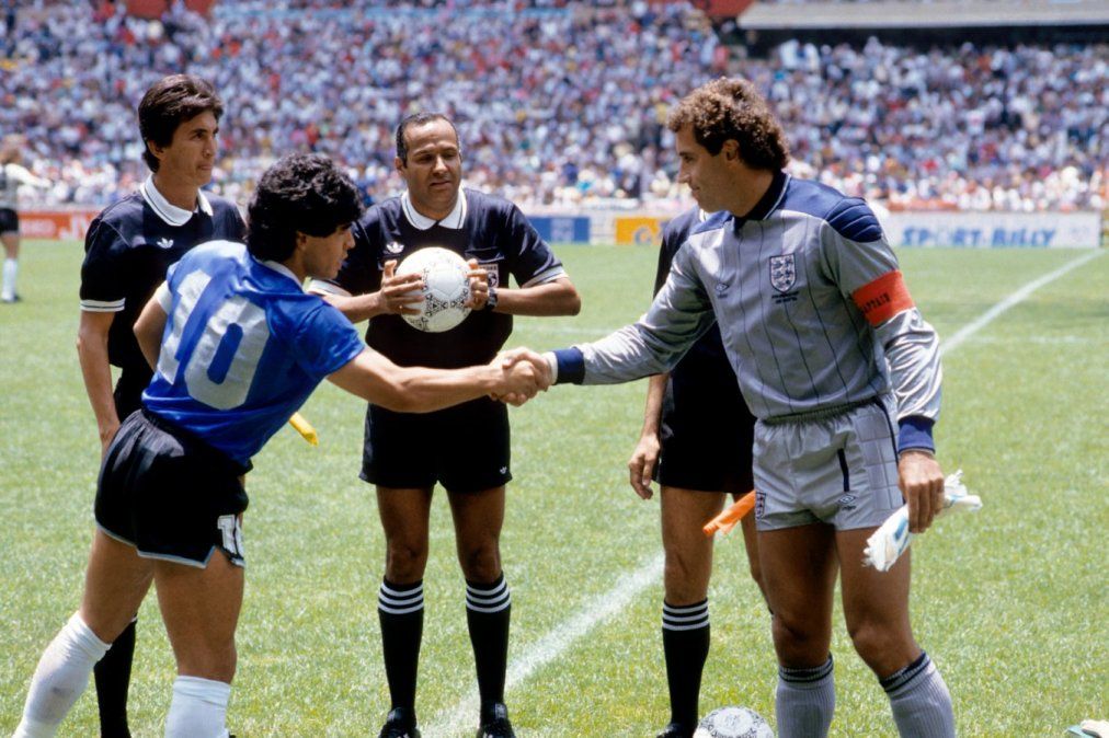 Maradona y Peter Shilton en el saludo protocolar previo al encuentro.