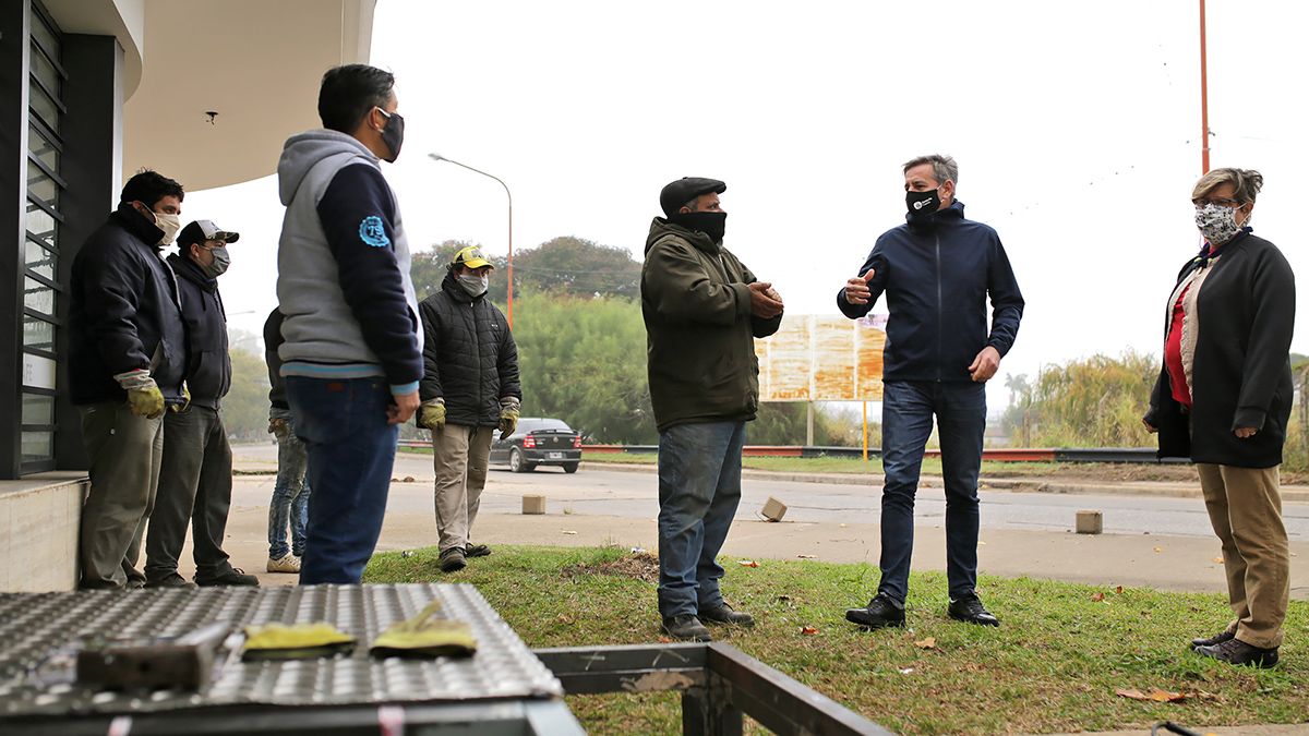 El intendente Emilio Jatón supervisando los trabajos.