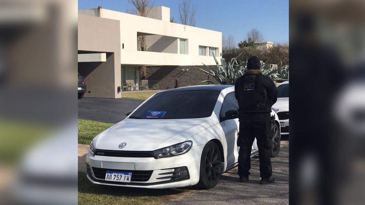 Dos de los vehículos secuestrados durante los 18 allanamientos realizados este lunes.