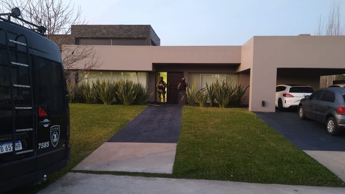 El frente de la vivienda donde fue detenido Pillín Bracamonte.