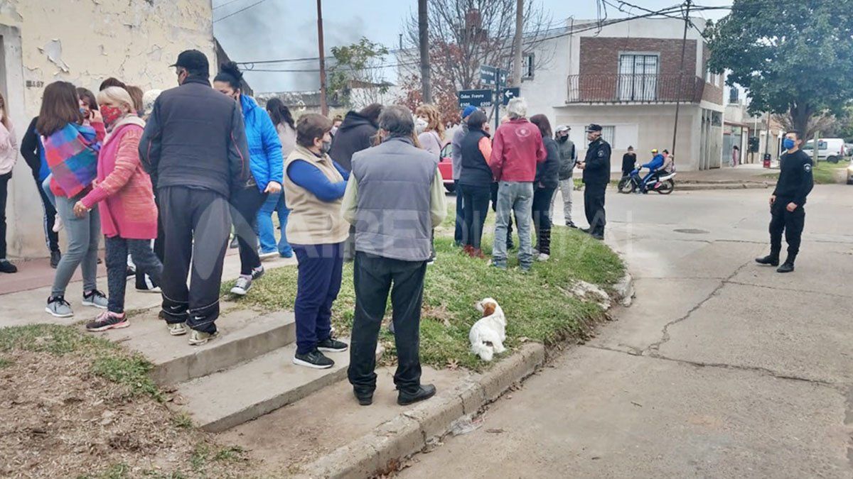 El subcomisario de la 9° se hizo presente y dialogó con los vecinos.