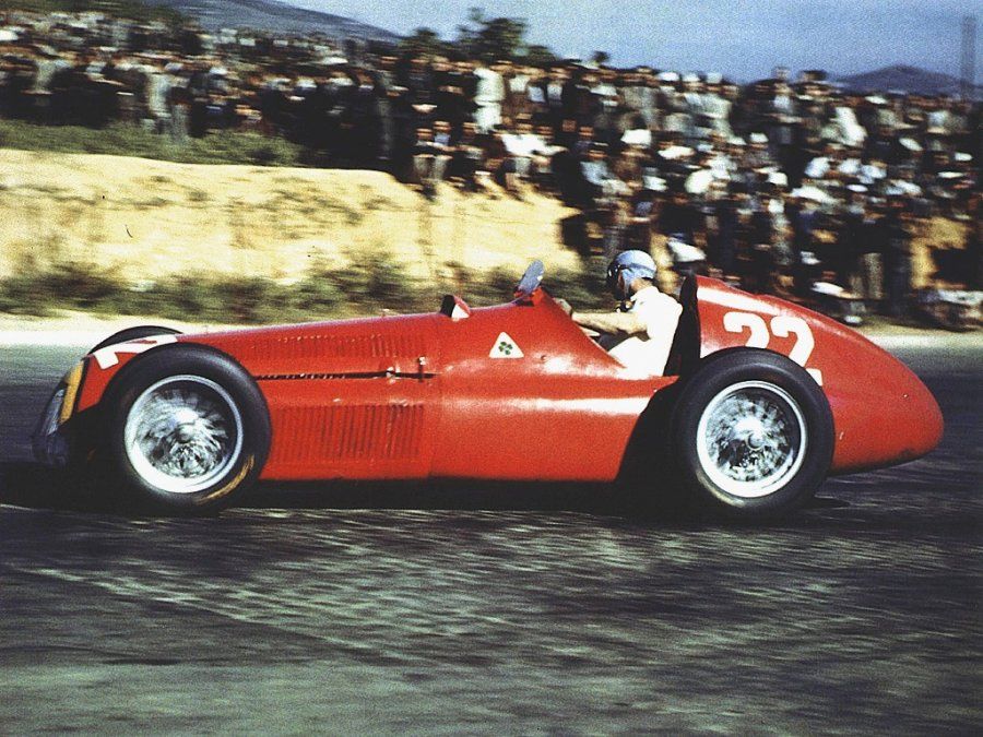 En 1951, con el Alfa Romeo 159 de 430 HP, el Chueco logró su primer título del mundo. Lo obtuvo en la 8ª y última fecha, el domingo 28 de octubre, al ganar en el circuito callejero de Pedralbes, Barcelona, que albergó al GP de España: sumó 31 puntos contra los 25 del italiano Alberto Ascari, con Ferrari.