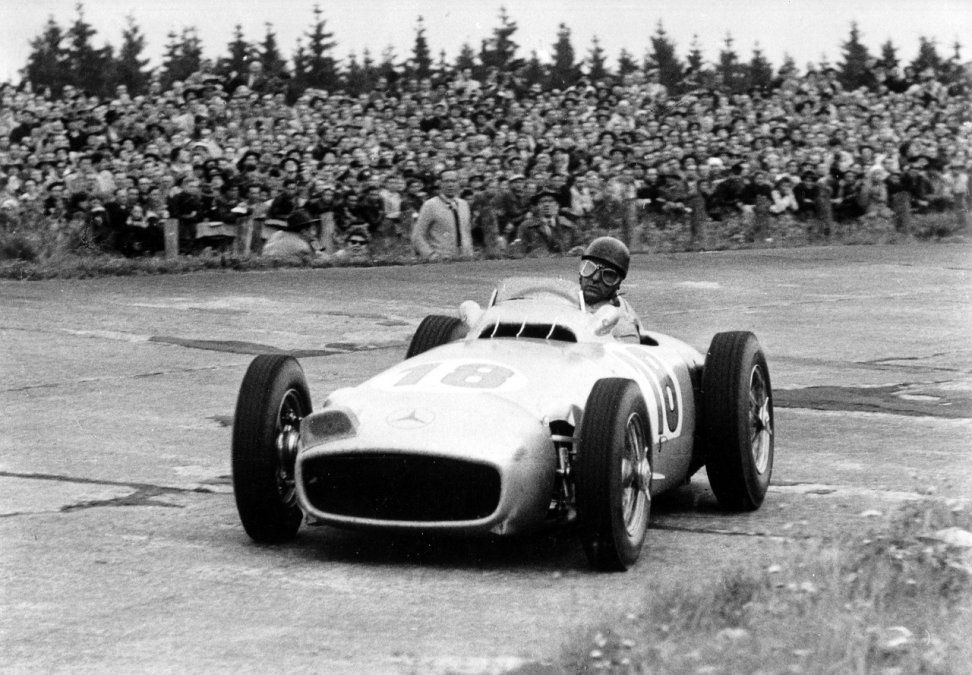 En 1954 se coronó con el Mercedes W196, la Flecha de Plata. Logró seis triunfos (se impuso en la Argentina, Bélgica, Francia, Alemania, Suiza e Italia), sumó 42 puntos, y fue escoltado por su compatriota José Froilán González (Ferrari), con 25, en un hecho aún no igualado: ¡el campeón y el subcampeón de la Fórmula 1 fueron argentinos!
