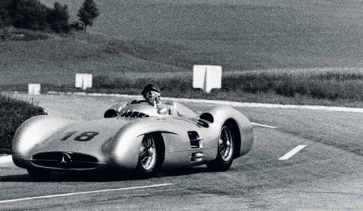 En 1955, el Chueco se llevó otro título con Mercedes (en la foto, con el W196R o Type Monza, con sus neumáticos carenados). Venció en cuatro carreras (Argentina Bélgica, Holanda, e Italia). Sumó 40 unidades y, su escolta, que acumuló 23, fue su coequiper, el británico Stirling Moss, quien también sería su subcampeón en las dos temporadas siguientes.