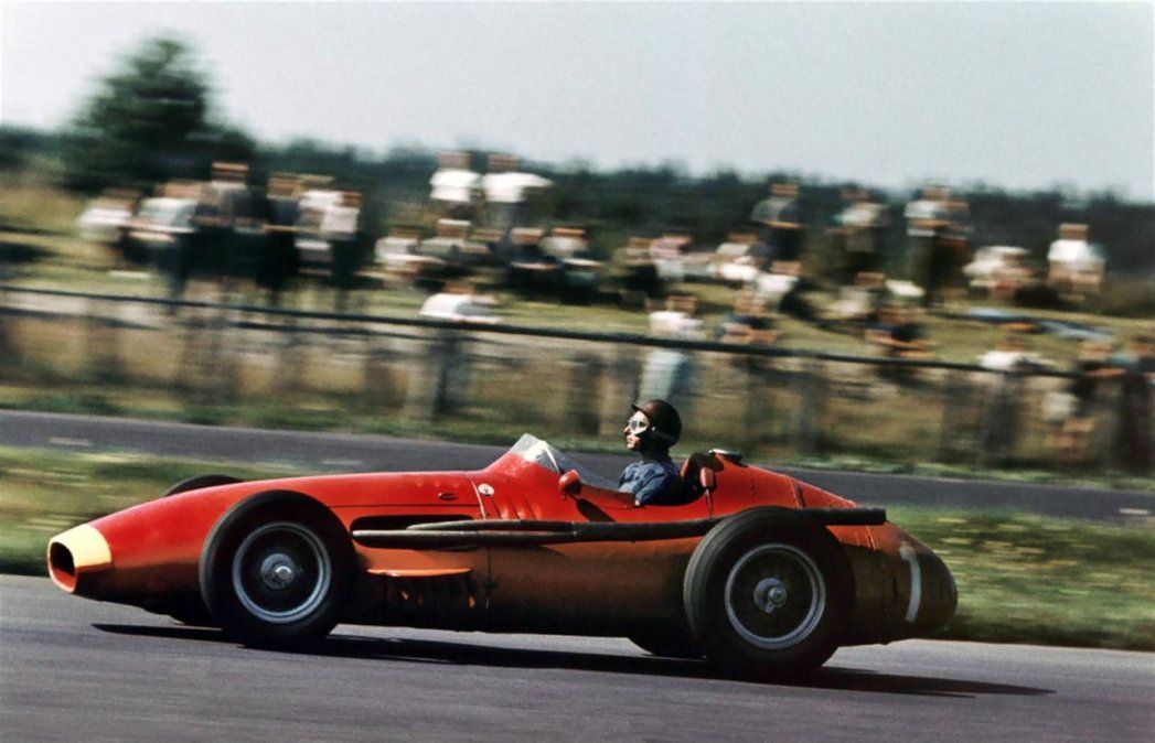 En 1957 y, con una Maserati 250F, obtuvo su quinta y última corona. Fangio acumuló 40 puntos, contra los 25 de Moss (quien ese año integró el equipo Vanwall) y, a la fecha, es el único piloto que se coronó con cuatro escuderías diferentes, y es el campeón más longevo de la historia, al llevarse su último título con 46 años y 54 días.