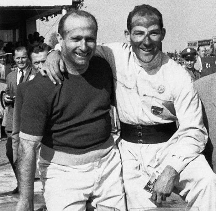 Fangio cultivó una profunda amistad con Stirling Moss. El británico fue su subcampeón en 1955, 1956 y 1957 (también lo fue en 1958), y culminó tercero en tres temporadas (1959, 1960 y 1961). Por haber sido el piloto con mayor cantidad de triunfos (16) sin haber logrado jamás alzarse con el título, a Sir Stirling se lo conoció como el rey sin corona.