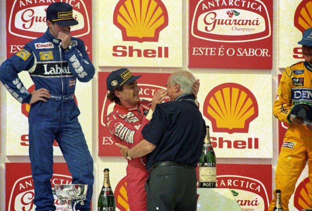 El hondo respeto y admiración que Ayrton Senna sentía por Fangio alcanzó su máxima expresión en el GP de Brasil de 1993, en el circuito de Interlagos. El Quíntuple era quien debía entregarle el trofeo por su victoria pero, al verlo, Senna –bajándose del primer escalón del podio para pararse al lado del Chueco–, le dijo: “Ninguno de nosotros puede estar por encima suyo, Maestro”, y se fundieron en un interminable abrazo.