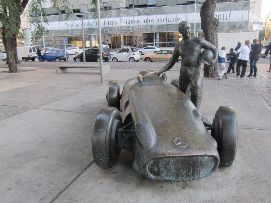En honor a la formidable trayectoria del Chueco, se erigieron seis monumentos. Todos son idénticos, obra del escultor catalán Joaquim Ros i Sabaté, y se encuentran en los circuitos de Nürburgring, Alemania; Montmeló, España; Montecarlo, Mónaco; Monza, Italia; en la ciudad de Stuttgart, Alemania, frente a la sede de Mercedes Benz y, el restante, inaugurado en 2005, en Puerto Madero (foto), frente a la sede de Daimler Chrysler, dueña de Mercedes Benz.