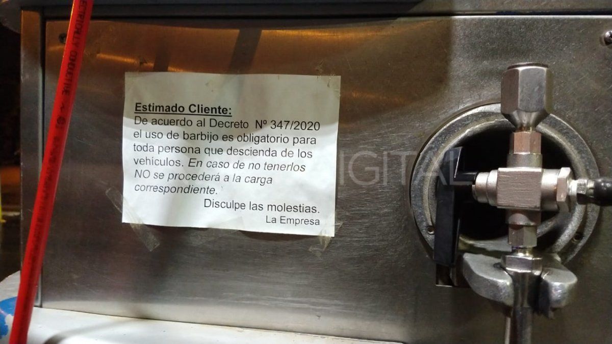 En los surtidores está pegado el decreto para que el cliente esté informado sobre la obligatoriedad del uso de tapabocas