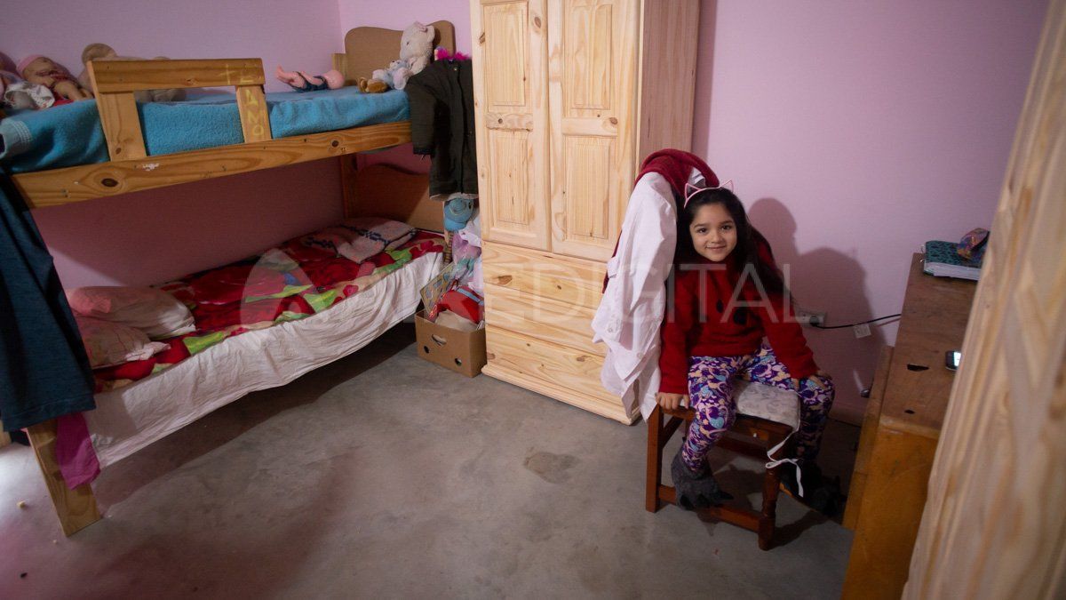 Luz Camila tiene 7 años. La habitación que comparte con una de sus hermanas