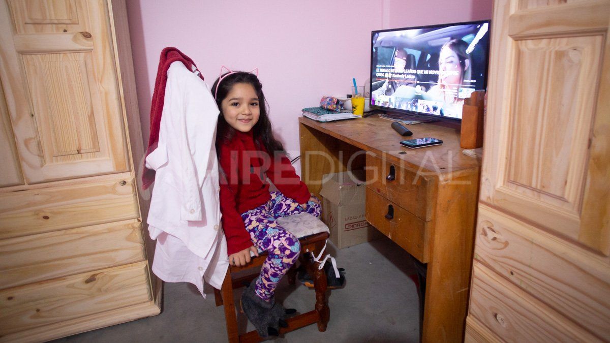 Luz en su cuarto con las paredes rosadas recién pintadas y los muebles que pudieron comprar con el beneficio de la ley Brisa