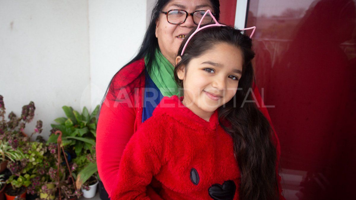 Susana y Luz en el balcón de su casa