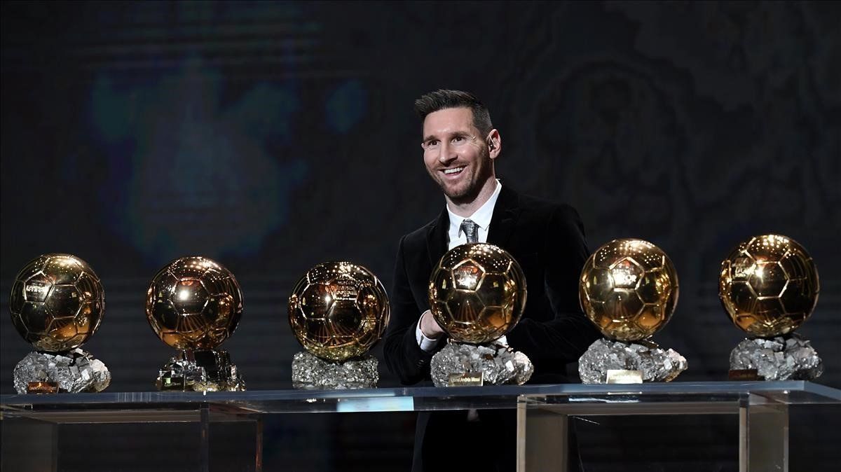 Messi posa junto a sus seis balones de oro, sus distinciones de mayor relevancia por lo hecho en su carrera.