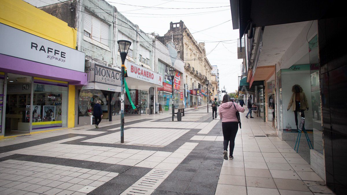 La ciudad de Paraná suma los enfermos de coronavirus de a cientos. El tránsito hacia y desde la ciudad de Santa Fe es incesante.