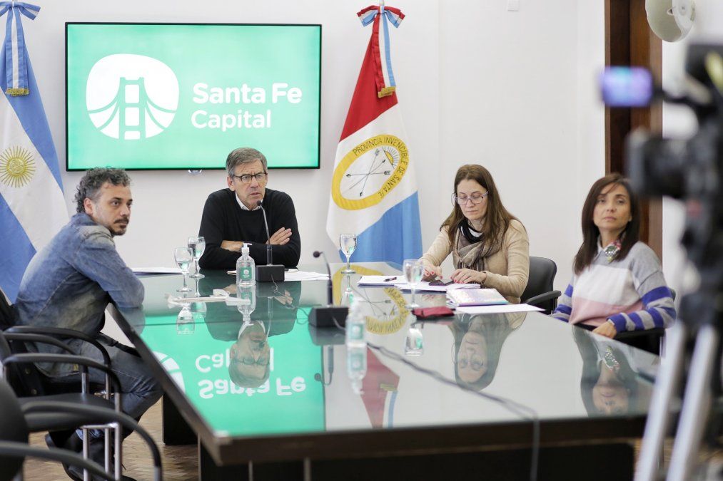 Emilio Jatón junto a Mariano Granato (secretario de Integración y Economía Social), María Victoria Rey (secretaria de Políticas de Cuidado y Acción Social) y María Paz Gutiérrez (a cargo de la Dirección Ejecutiva de Diálogo Social).