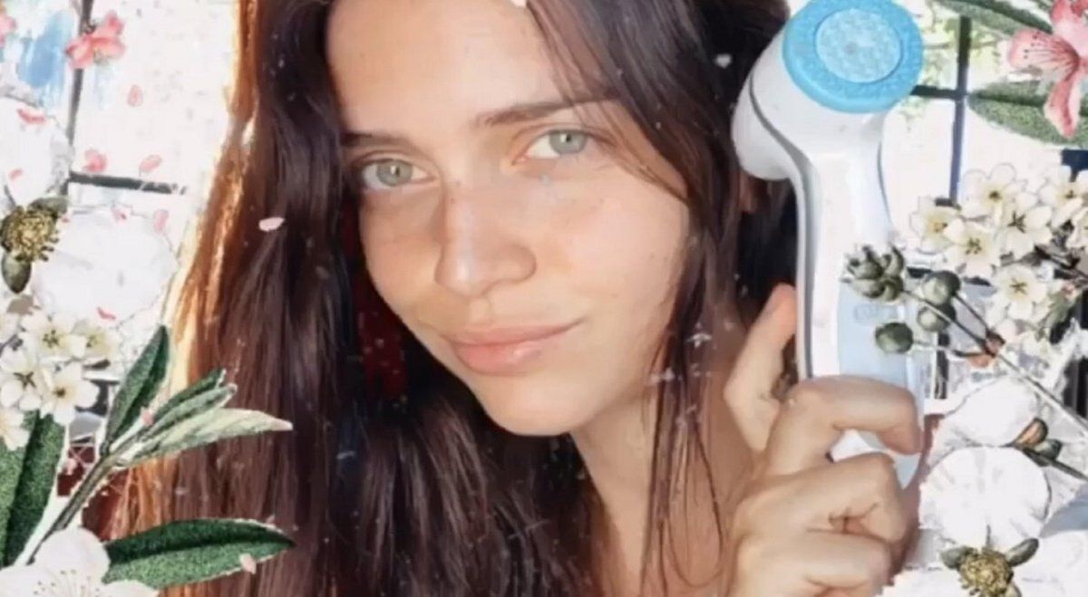 Zaira Nara junto a su Lumi Spa, una de las maquinitas de la discordia.