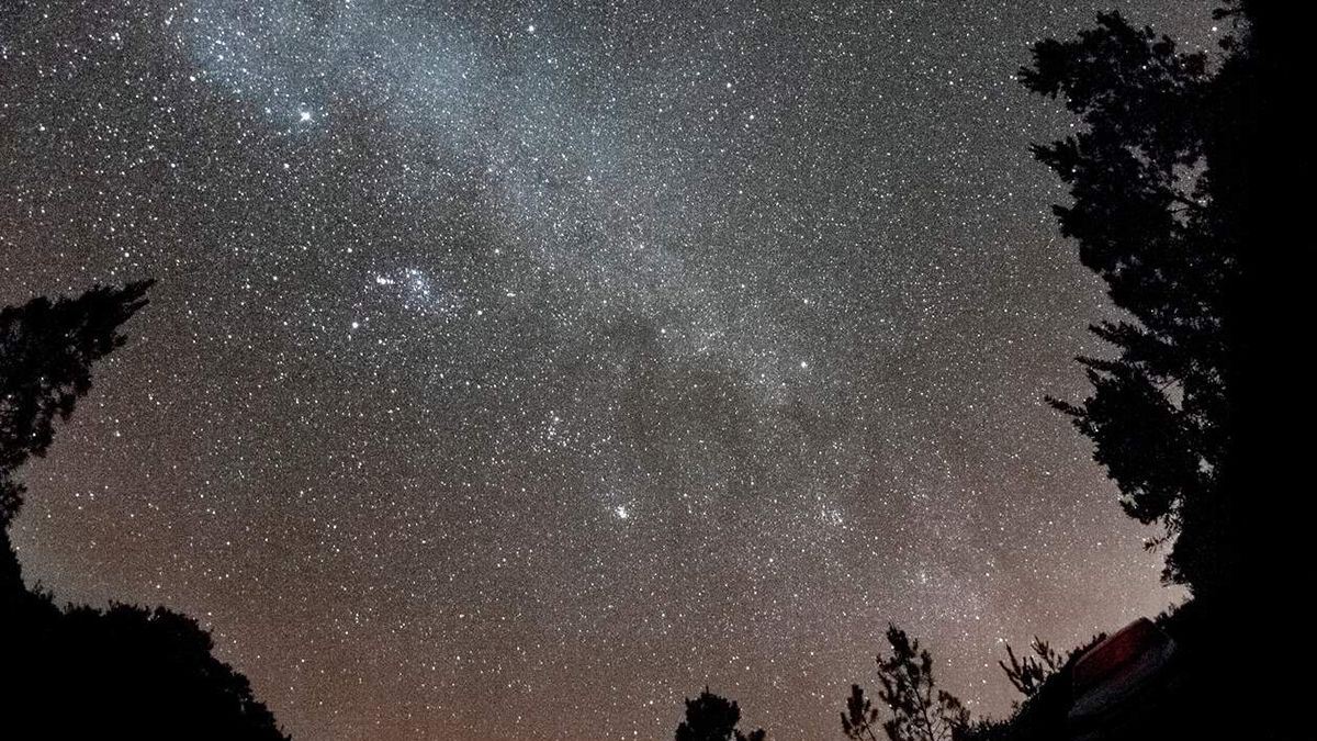 Un cielo completamente despejado y alejado de la contaminación lumínica puede dejar a la vista un brazo de la Vía Láctea, que se ve como un arco de polvo claro.