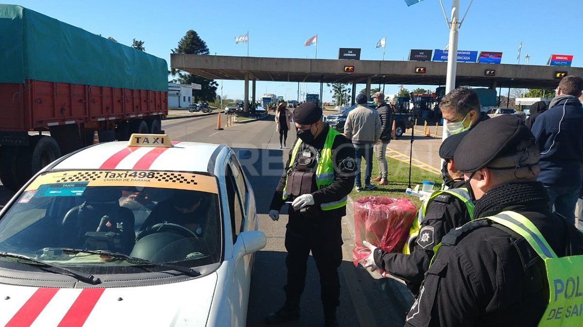 Operativo policial en el Túnel Subfluvial para detectar casos sospechosos de coronavirus.