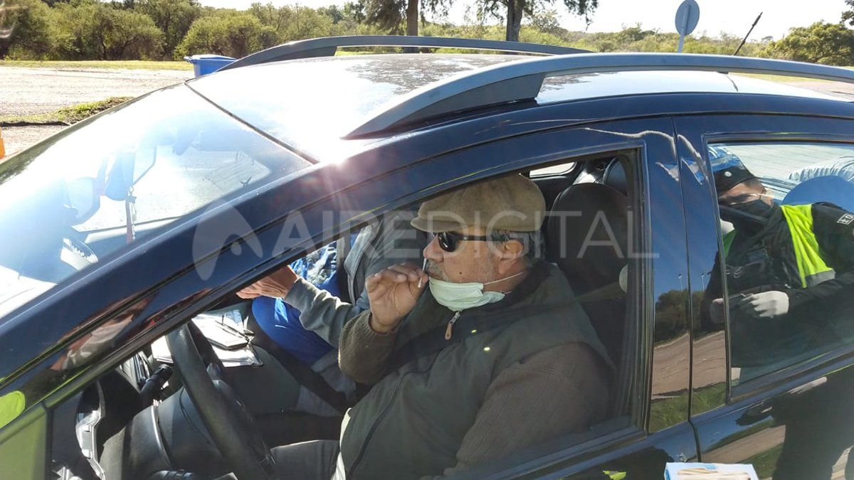 Ciudadanos realizan la prueba del olfato en el peaje del Túnel Subfluvial.