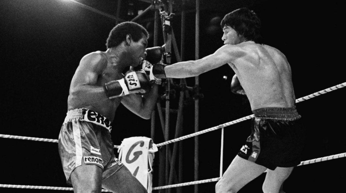 El 20 de abril de 1974, el Consejo Mundial de Boxeo le quitó a Carlos el título mediano de esta entidad. Valdés había rechazado una oferta de 18.000 dólares para enfrentar a Monzón en el Luna Park y, Ramón G. Velázquez, presidente del CMB, desconoció al santafesino como campeón, aduciendo que