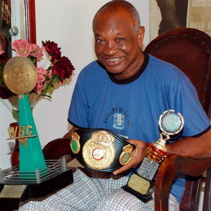 Rodrigo Rocky Valdés nació en Cartagena de Indias, Colombia, el 22 de diciembre de 1946 –era cuatro años, cuatro meses y 15 días menor que Monzón–, y murió el 14 de marzo de 2017, a los 70 años, producto de un infarto. Profesional entre 1963 y 1980, disputó 73 peleas, con un récord de 63-8-2 (43 ko). Fue campeón mundial mediano CMB entre 1974 y 1976 (cuando perdió con Escopeta), y entre 1977 (tras el retiro de Carlos) y 1978 (cuando resignó la corona ante el mendocino Hugo Pastor Corro).