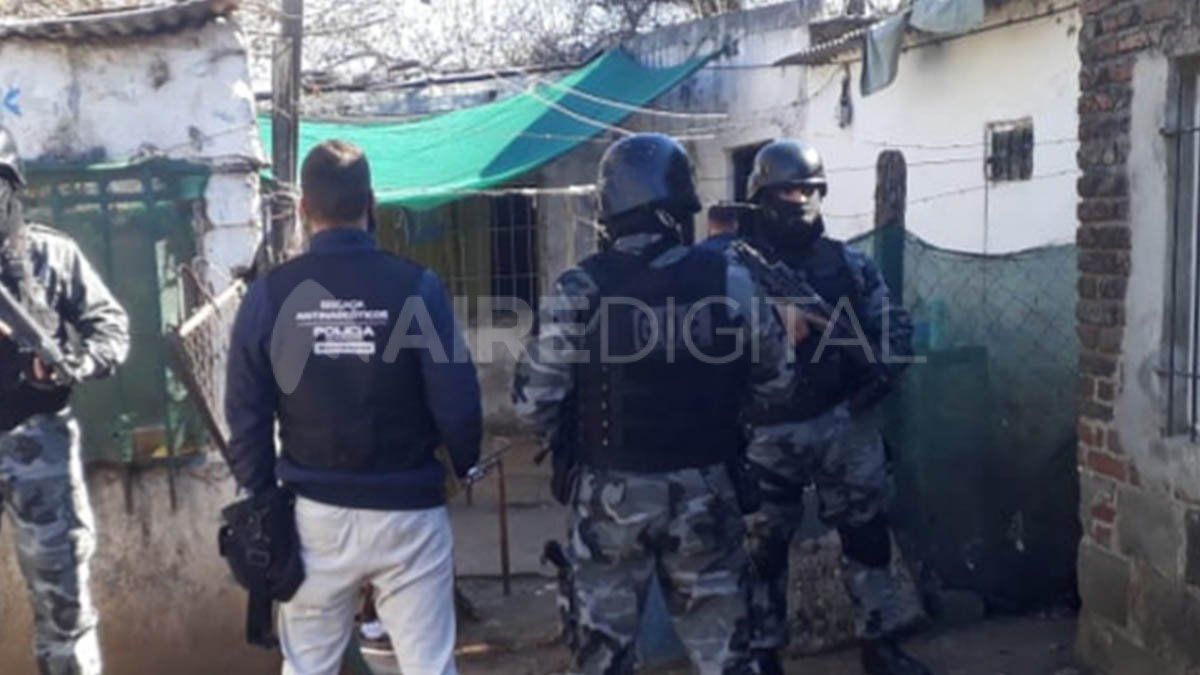 Personal de la Agencia de Investigación criminal durante el allanamiento en el norte de la ciudad de Santa Fe.
