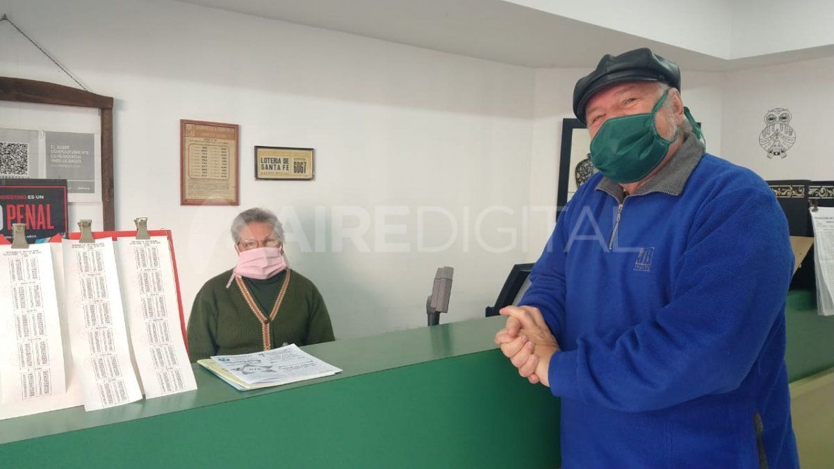 Edgardo González, nació, creció y tras 75 años mantiene su local que se ubica a menos de 50 metros de La Chacha sobre Ituzaingó.