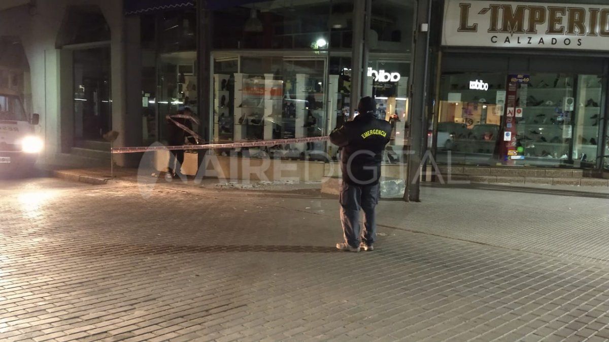 1° Junta y San Martín - cercaron el lugar del desplome