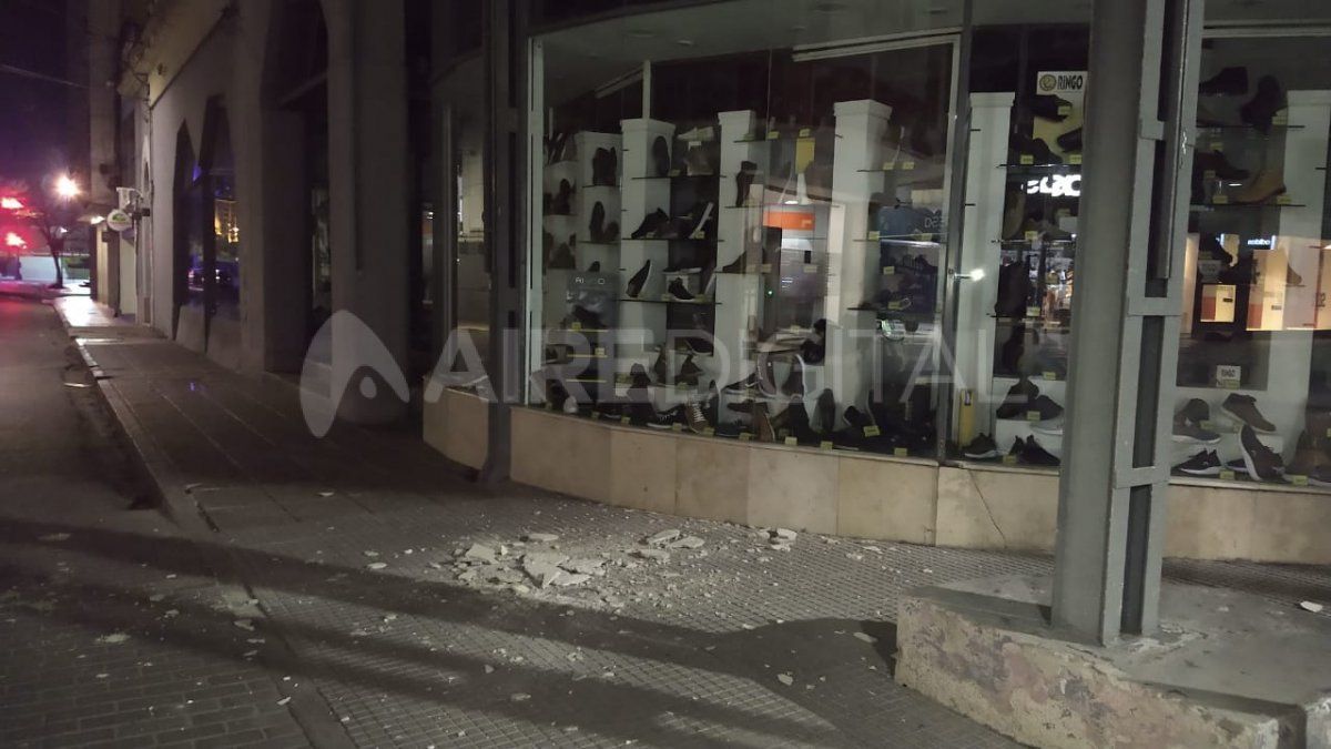 Los escombros quedaron sobre la peatonal santafesina