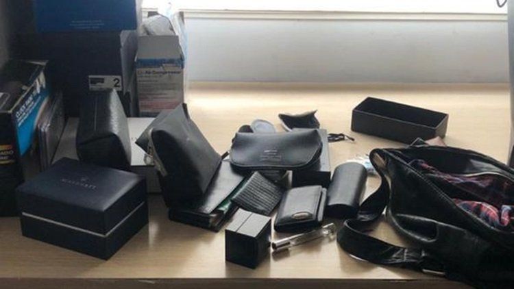 Estuches y cajas revueltas en el departamento del empresario atacado por las