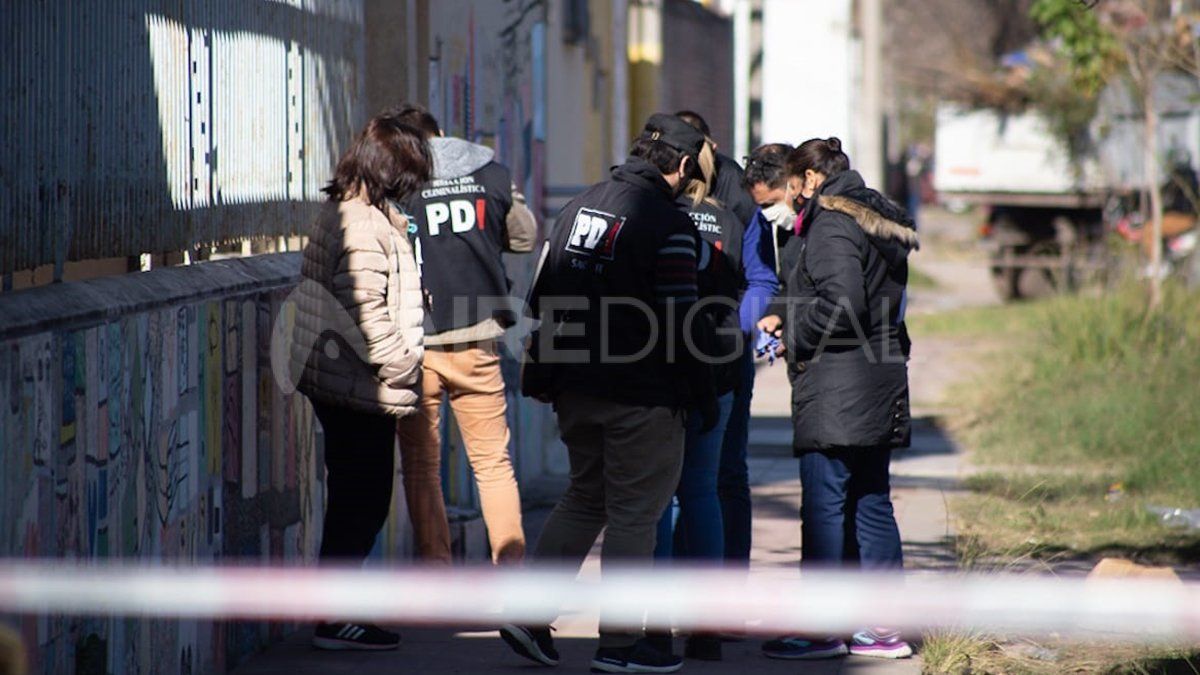 El cadáver fue hallado en un ingreso al establecimiento que cuenta con rejas.