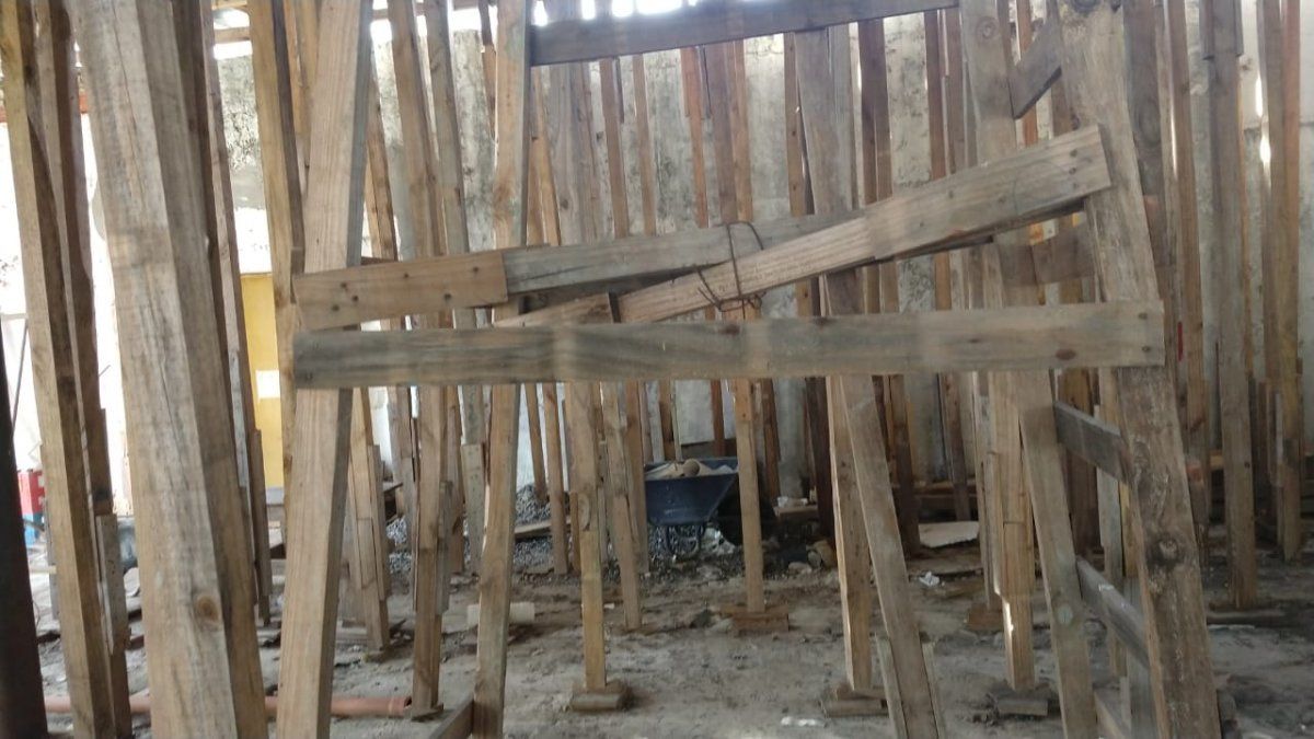 Una solitaria carretilla quedó abandonada entre las vigas que sostienen la obra.