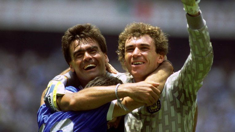 José Luis Brown, junto a Nery Pumpido, tras vencer a Inglaterra en los cuartos de final de México 1986.